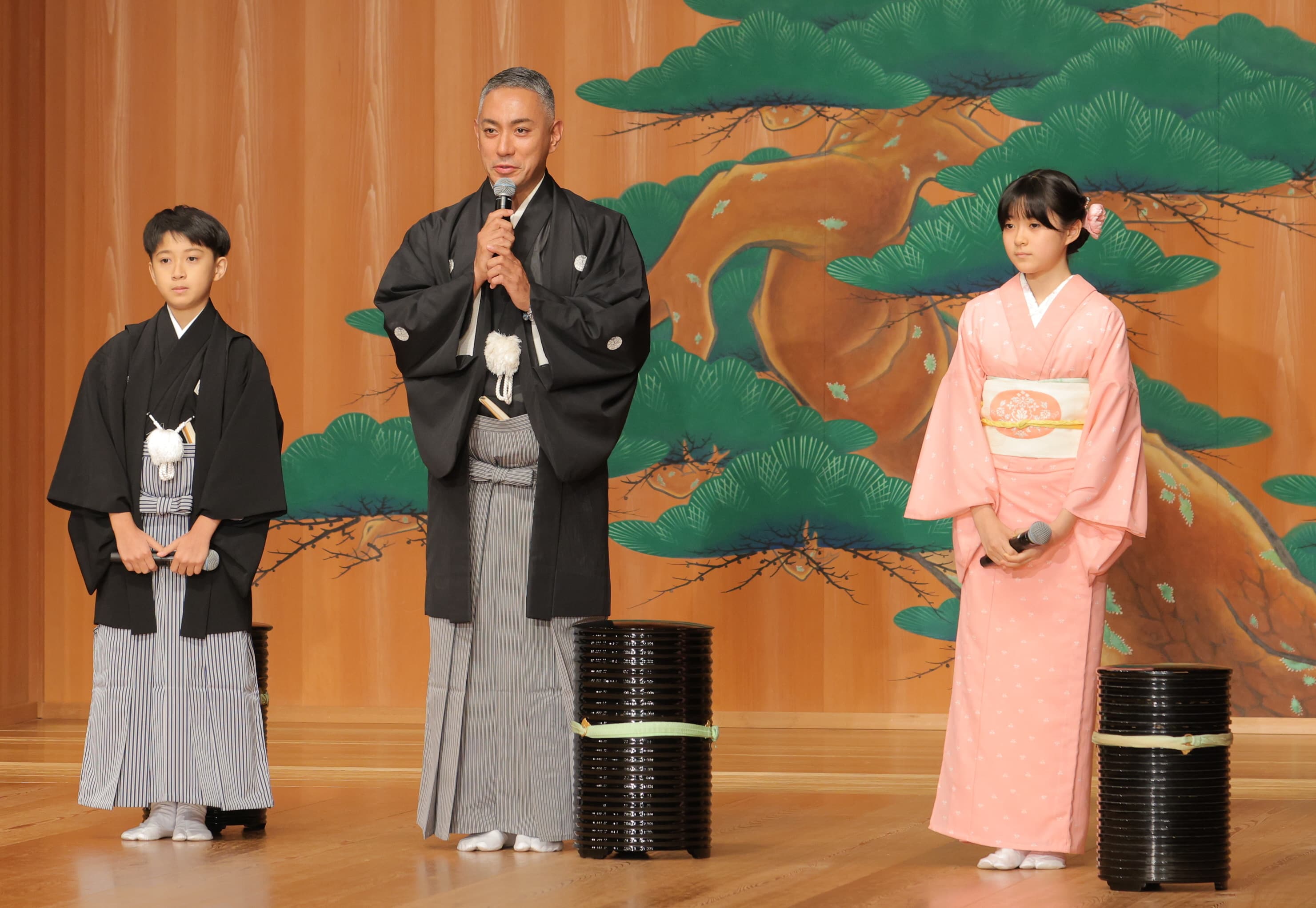 『伝承への道』発表の舞台に立つ市川團十郎・新之助・ぼたん