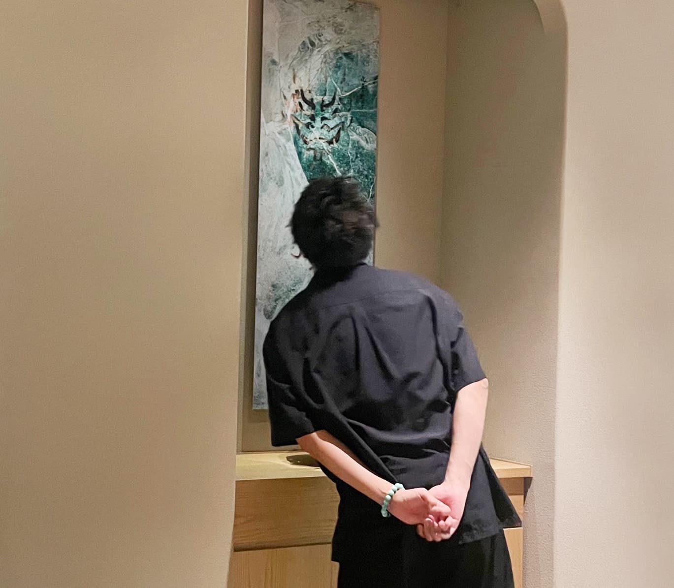 Viewing a turquoise kumadori work at the exhibition