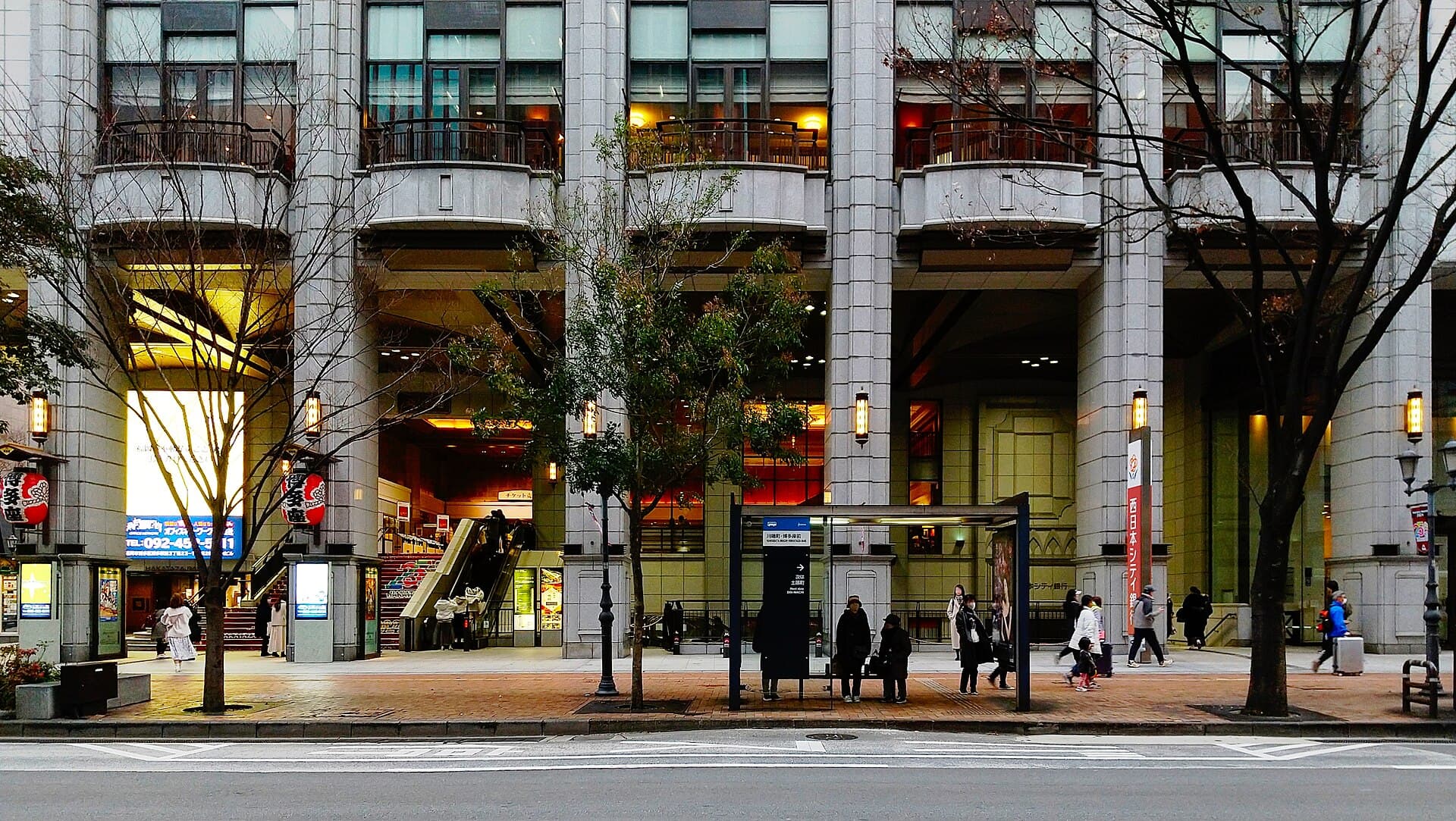 明治通り沿いの博多座正面
