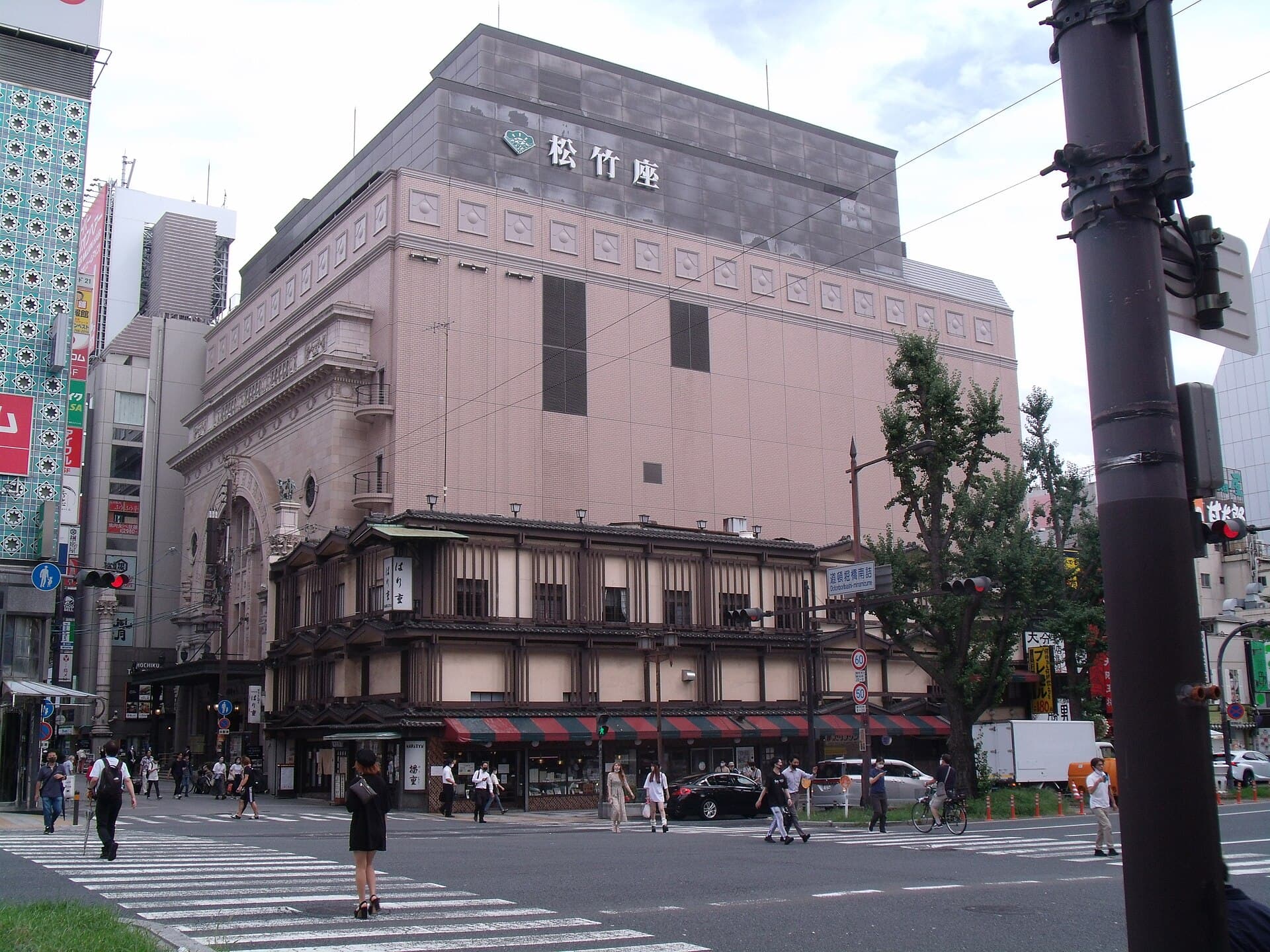 道頓堀に立つ大阪松竹座の外観
