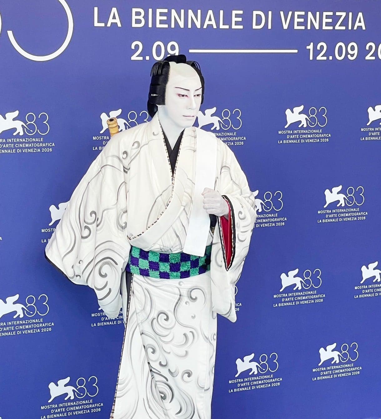 第83回ヴェネチア国際映画祭の記者撮影会。白い衣裳と鬘、白塗りの扮装で立つ市川團十郎