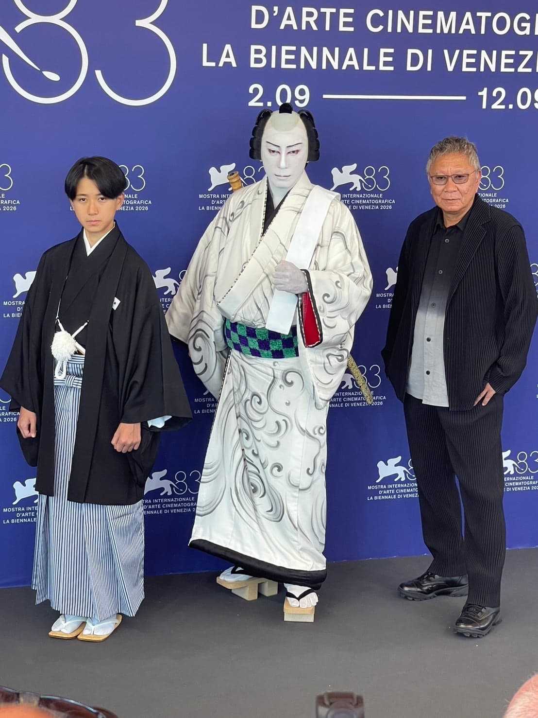第83回ヴェネチア国際映画祭の記者撮影会に並ぶ市川新之助・市川團十郎・三池崇史監督