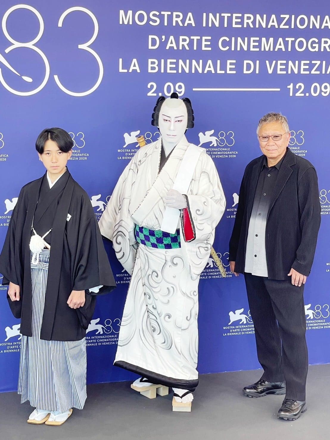 記者撮影会に並ぶ市川新之助・市川團十郎・三池崇史監督