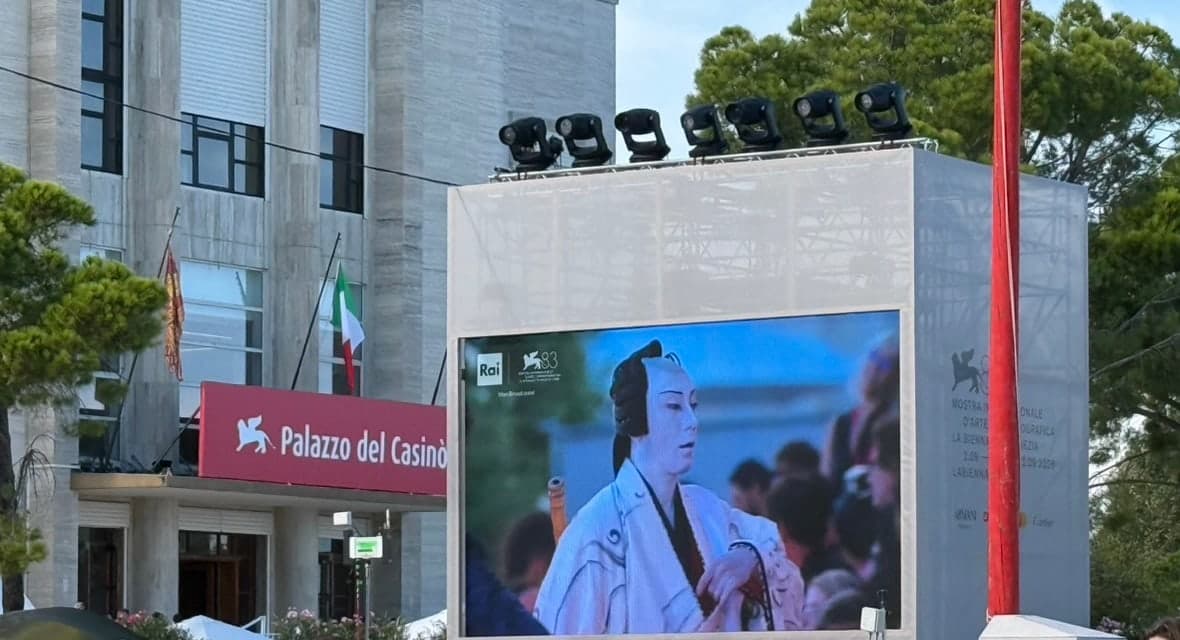 パラッツォ・デル・カジノ前の大型スクリーンに映し出された、扮装の市川團十郎